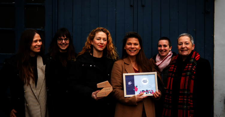 Das Foto zeigt Vertreterinnen von Pink Stinks und Stiftungsvorsitzende Jutta Croll bei der Übergabe des Smart Hero Awards