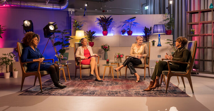 Constanze Osei, Jutta Croll, Janine Steeger und Elke Büdenbender sitzen in einer Gesprächsrunde bei der Preisverleihung des Smart Hero Awards 2021